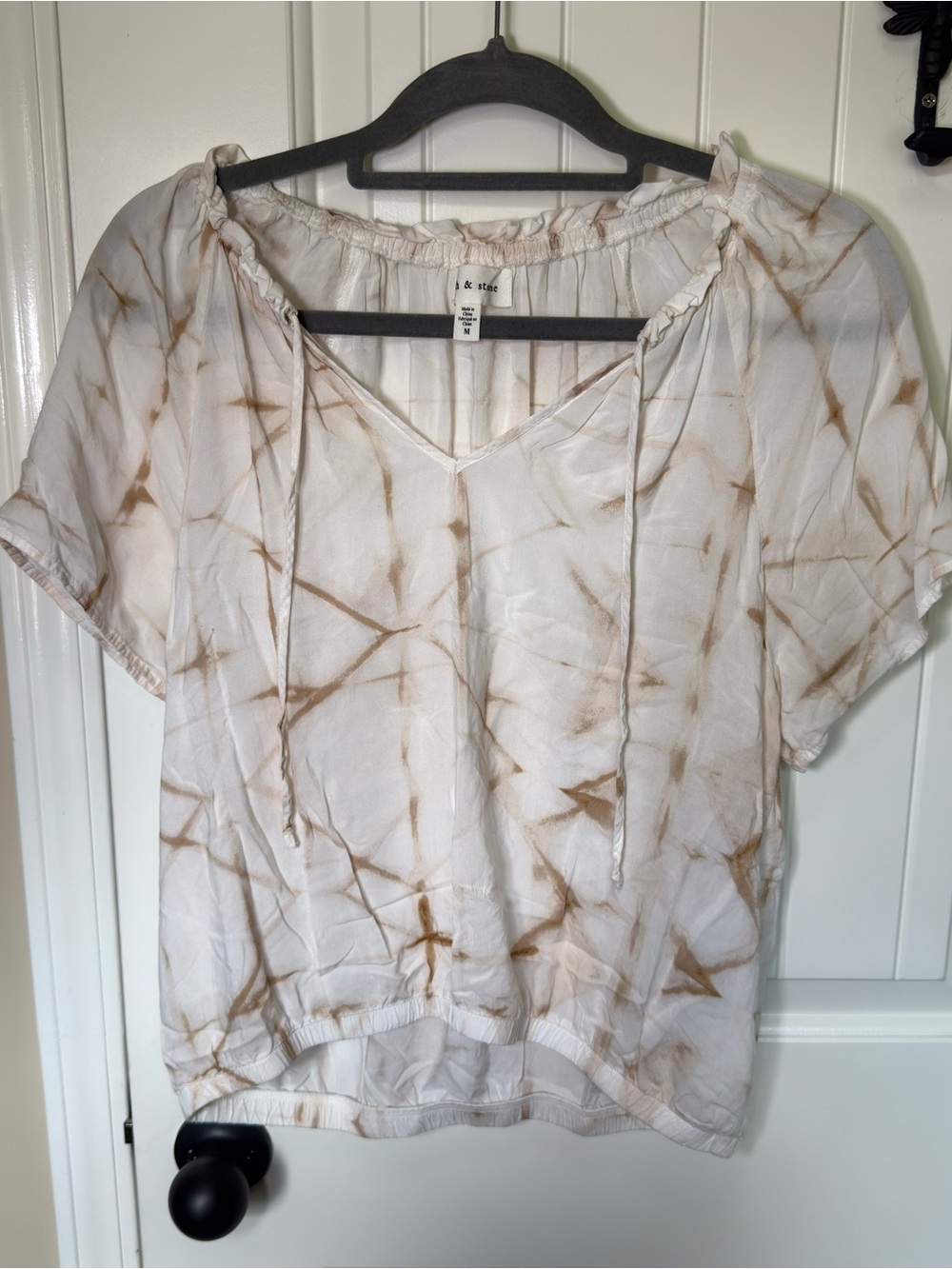cloth & stone Cream Tie-Dye V-Neck Peasant Blouse with Tan Accents
